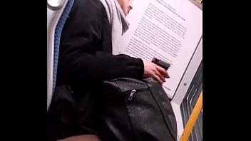 Junge Frau in Nylons in U-Bahn und auf der Rolltreppe Spy