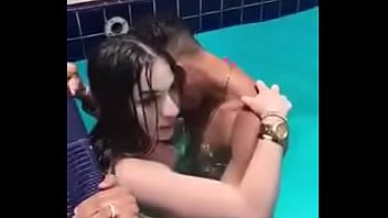 गर्ल फ्रेंड और उसकी छोटी बहन को पूल में चोदा